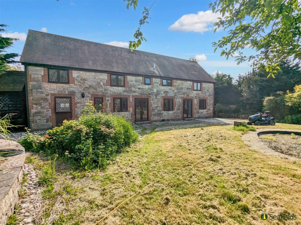 Lot: 115 - FREEHOLD DETACHED HOUSE FOR IMPROVEMENT AND BARN AND OUTBUILDINGS WITH POTENTIAL ON A PLOT CLOSE TO ONE AND A HALF ACRES - The Rear Elevation